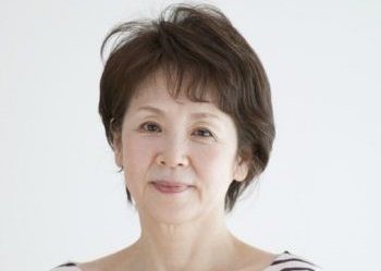 目からの新型コロナウイルスをおびえる女性