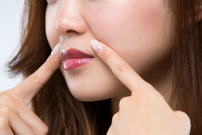 ほうれい線が気になる女性
